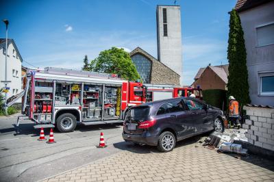 Ostfildern-Nellingen: 71 jaehriger Mercedesfahrer faehrt betrunken durch Ostfildern und durchbricht Mauer - Rote Ampeln und Ueberholverbote liess er ausser Acht
